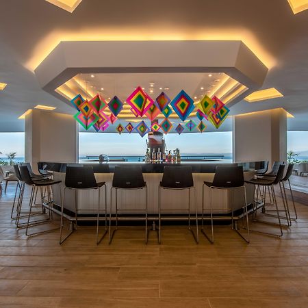 Grand Park Royal Puerto Vallarta Exteriér fotografie The bar at the Sky Bar
