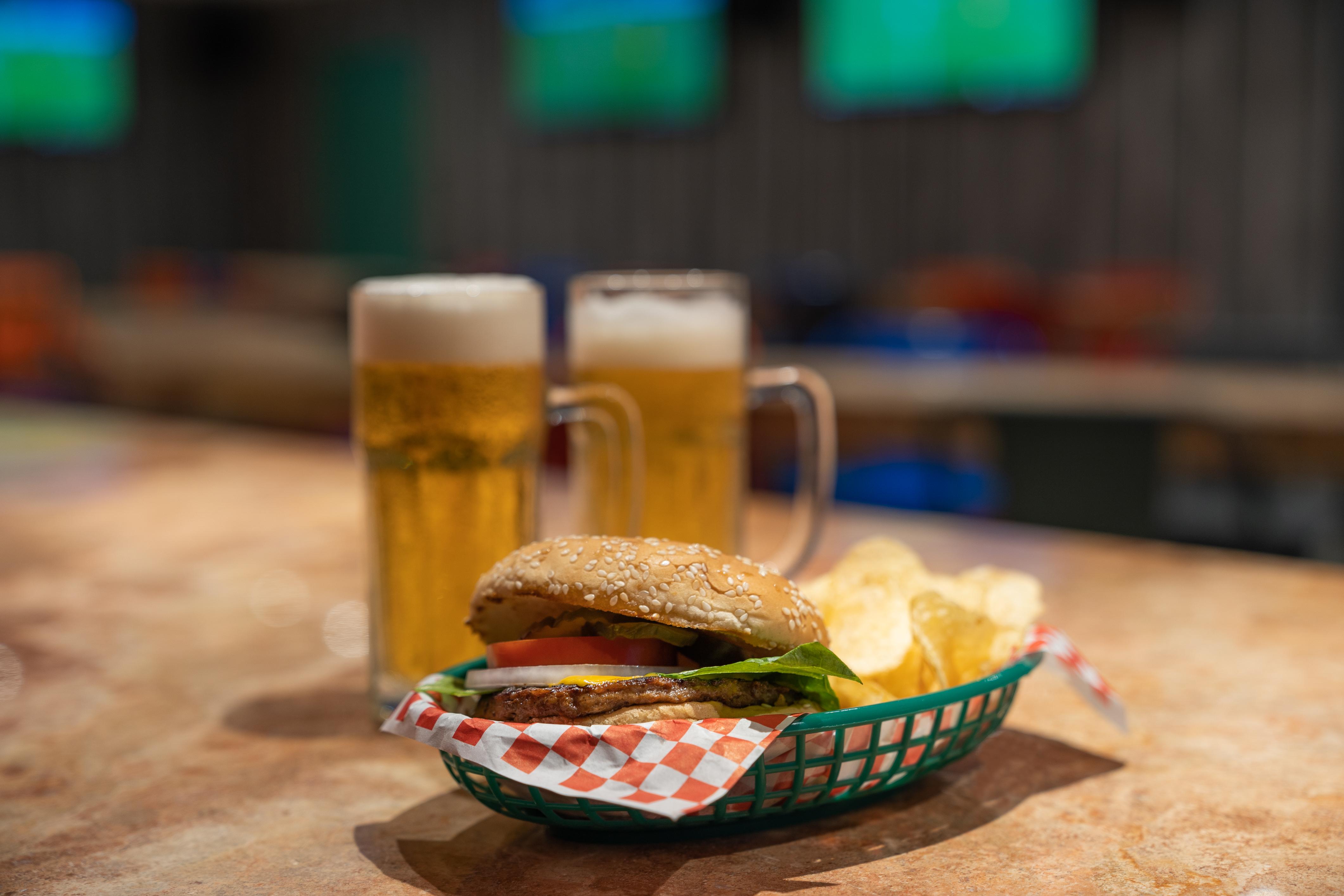 Grand Park Royal Puerto Vallarta Exteriér fotografie A cheeseburger and beer at a restaurant