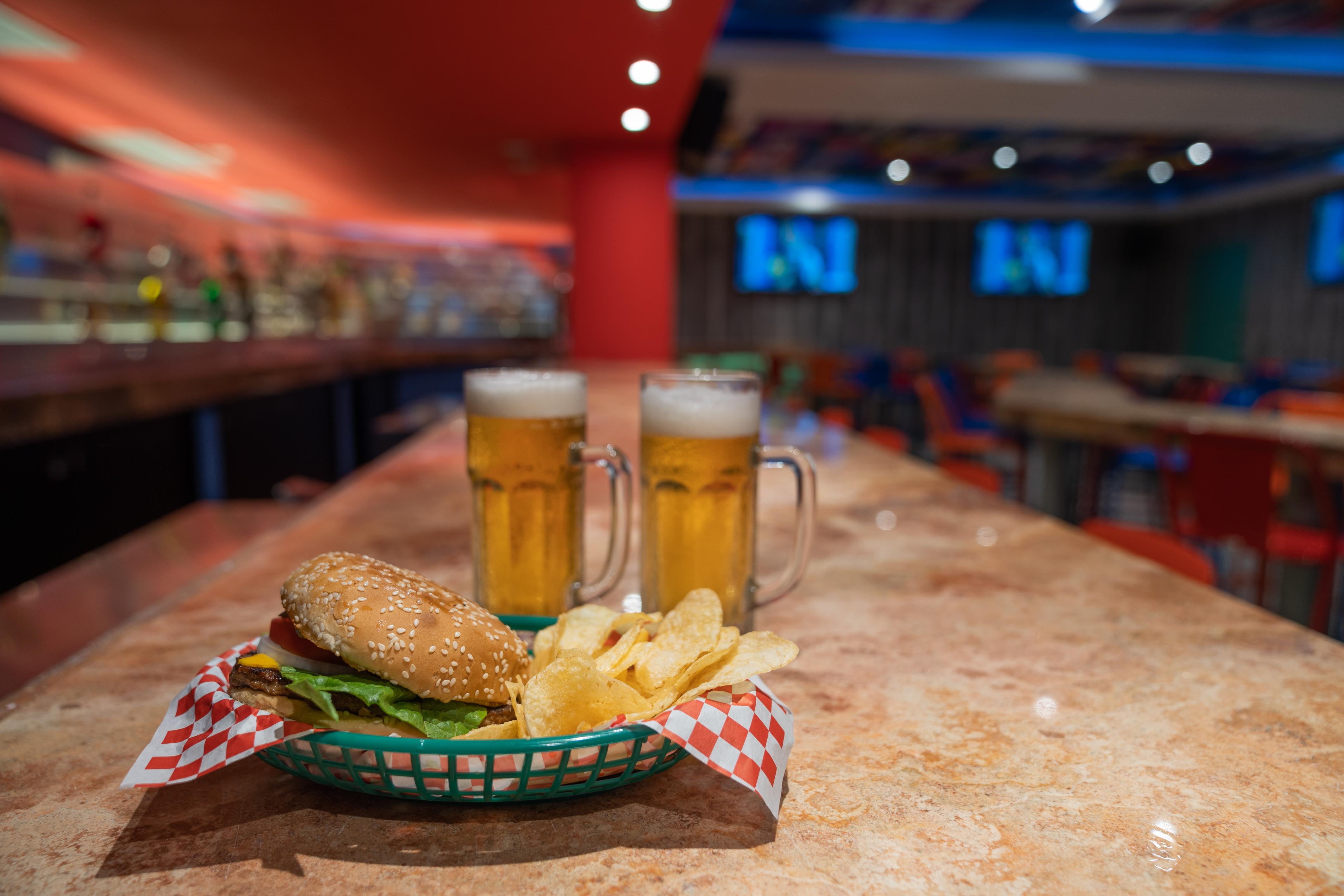 Grand Park Royal Puerto Vallarta Exteriér fotografie A hamburger and chips with two beers