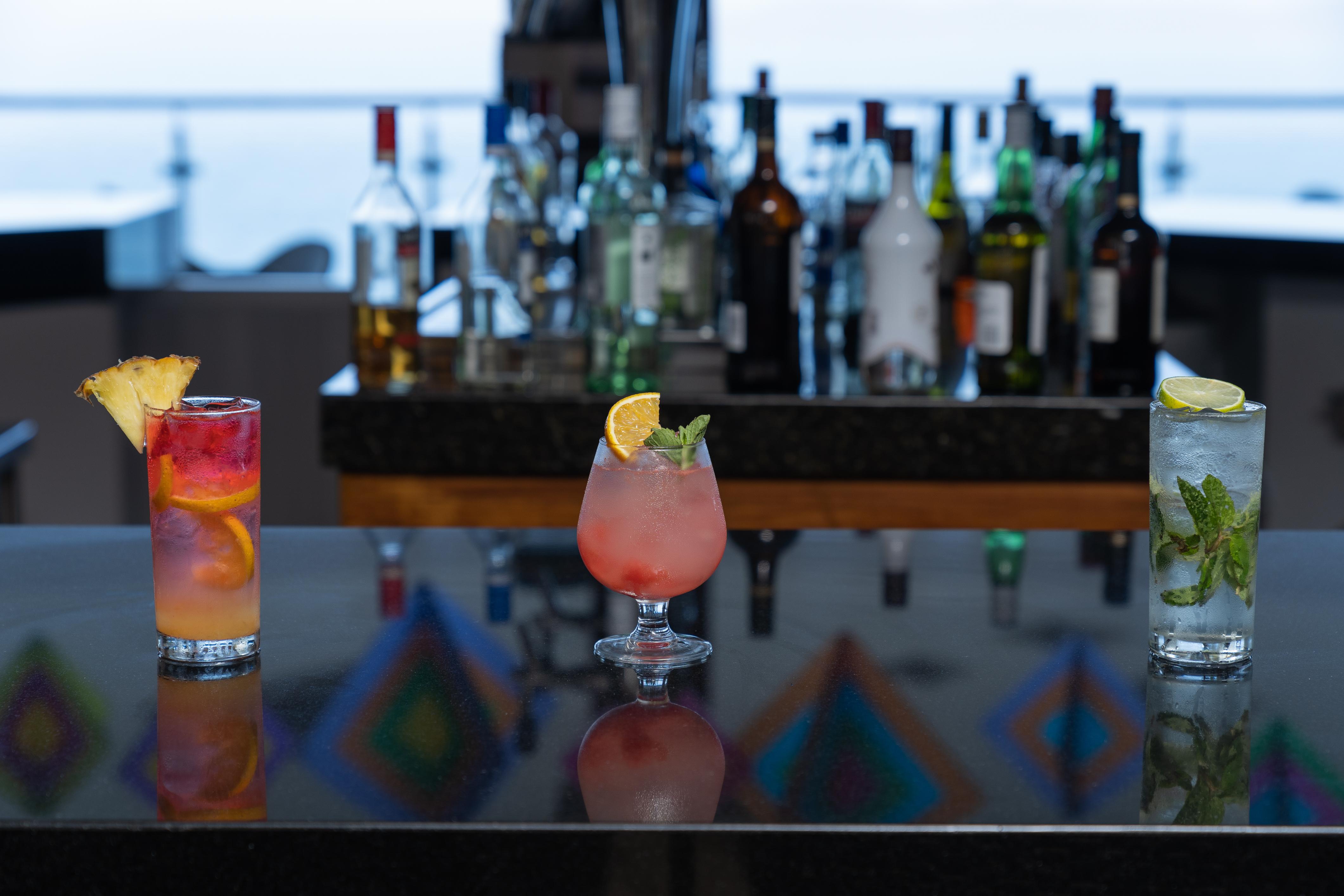 Grand Park Royal Puerto Vallarta Exteriér fotografie Cocktails at the bar