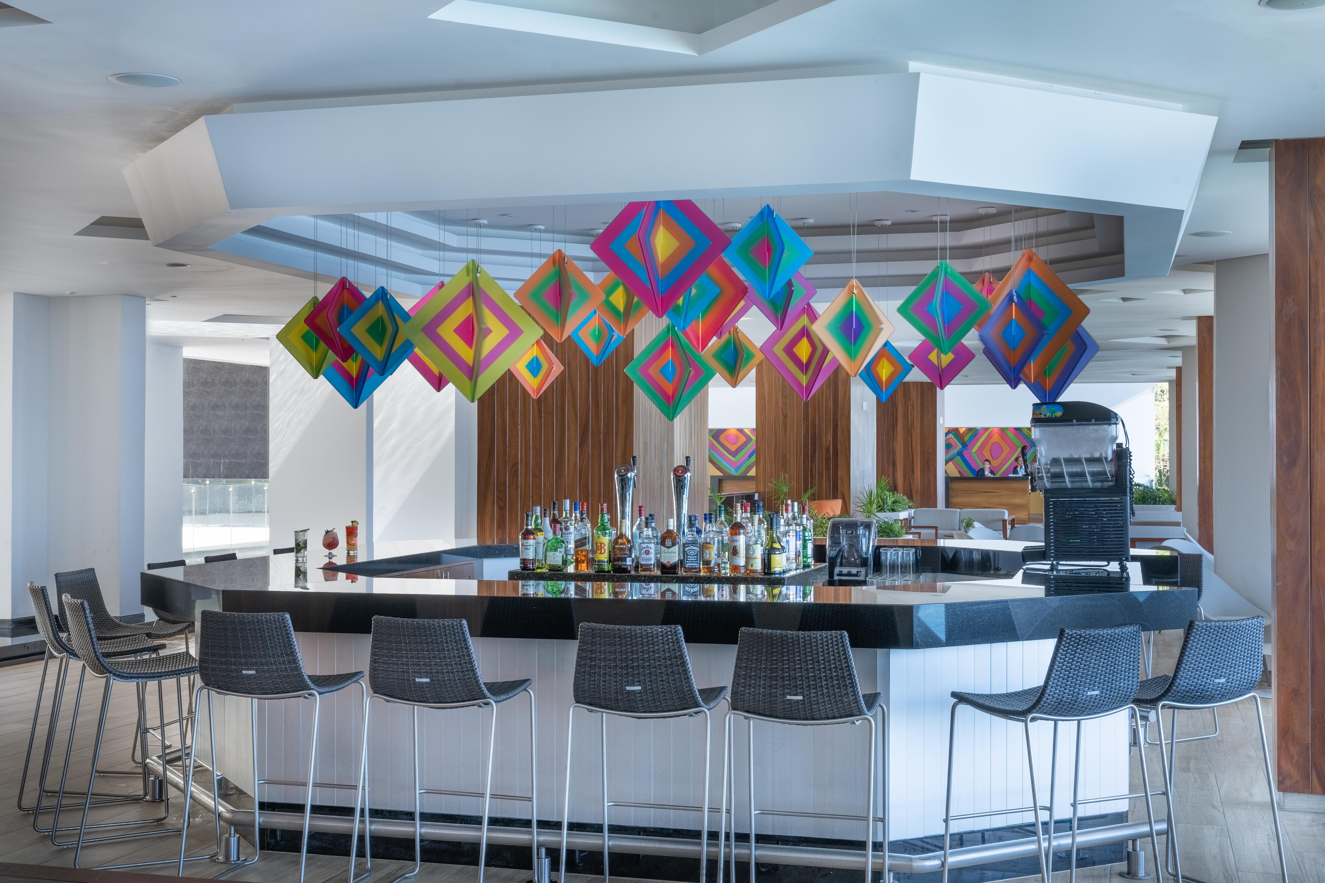 Grand Park Royal Puerto Vallarta Exteriér fotografie The bar at the hotel